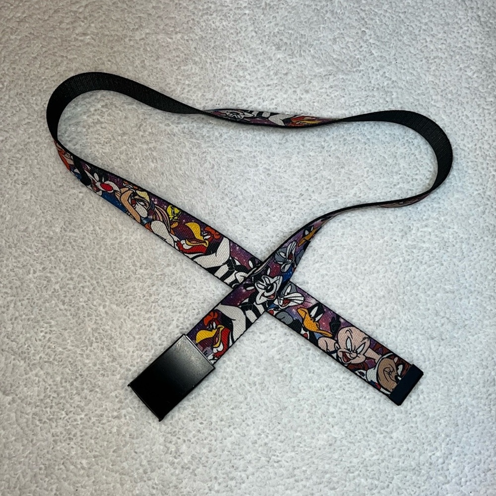 Looney Tunes belt .. minor scratches on buckle . Measurements in photos